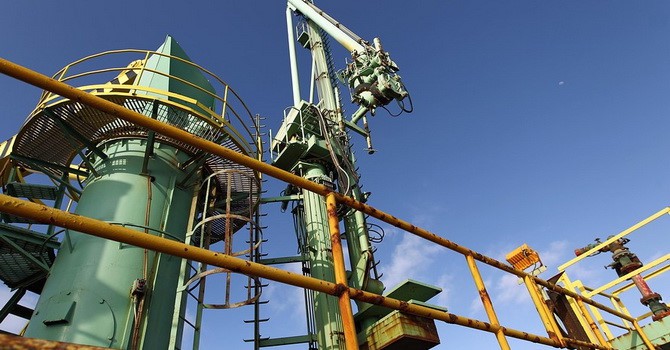 Giá dầu thô tăng vọt gần 5% trong tuần 
