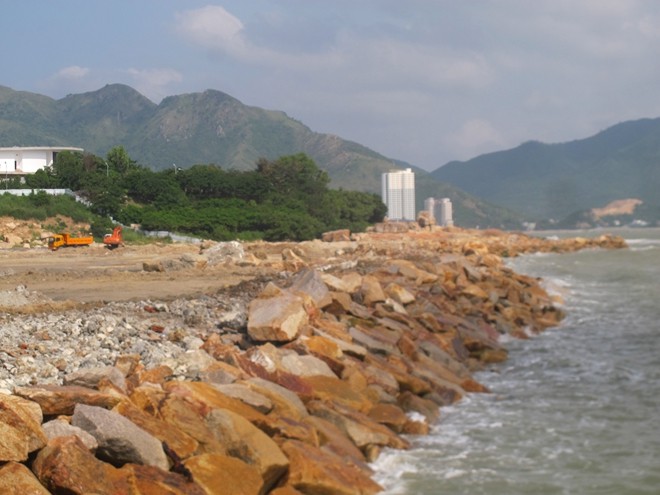 Hiện trường dự án Công viên vắn hóa - giải trí thể thao Nha Trang Sao đổ đất đá lấn chiếm vịnh biển Nha Trang trái pháp luật.  Ảnh : CTV