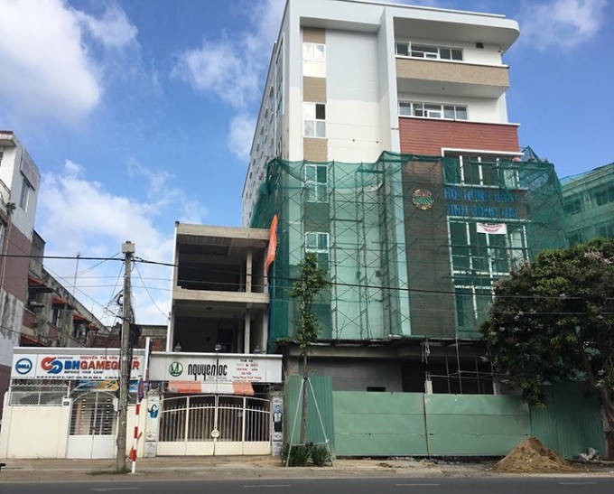 Công trình Hội Nông dân tỉnh Đồng Nai đang thi công, 2 căn nhà nghiêng lún bên trái, một căn không thể gắn cửa và bị nghiêng nặng.