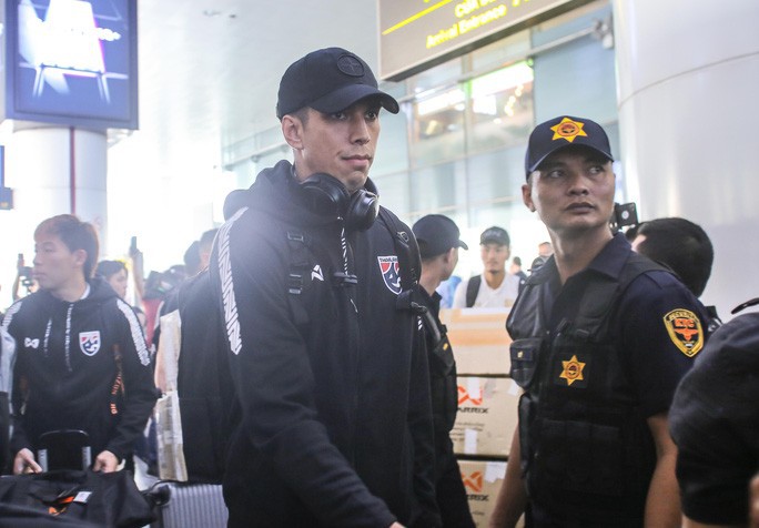 Đội tuyển Thái Lan tới Nội Bài, chuẩn bị quyết đấu với thầy trò HLV Park Hang-seo - Ảnh 8.