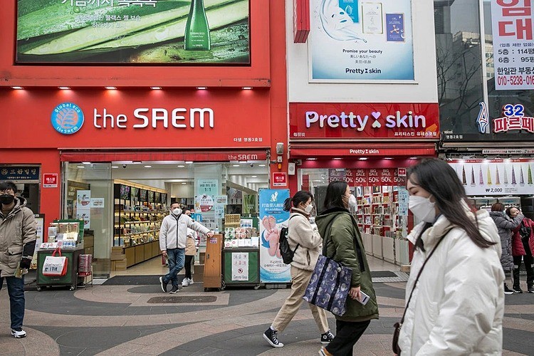 Một con phố mua sắm tại Seoul, Hàn Quốc vào ngày 26/2. Ảnh: The New York Times