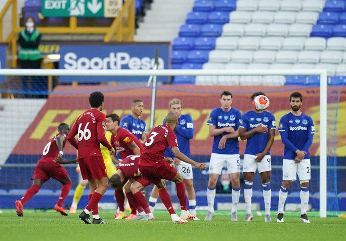 Rực lửa derby, Everton suýt gieo sầu cho Liverpool - Ảnh 4.