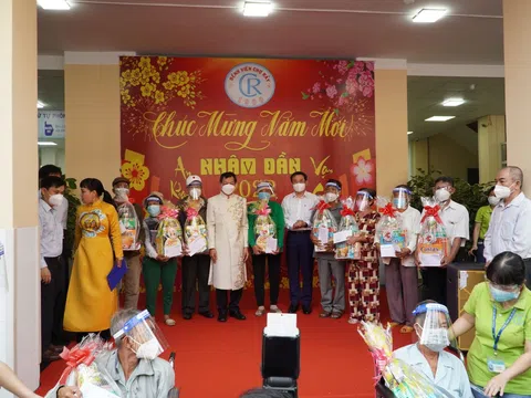 Bí thư Thành ủy TPHCM Nguyễn Văn Nên đến thăm, chúc Tết và dự lễ khai mạc Đường hoa tại Bệnh viện Chợ Rẫy