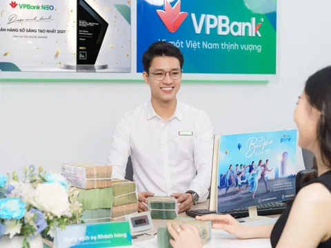 Trúng đồng thời nhiều giải thưởng khi gửi tiết kiệm, khách hàng VPBank nhận về hàng chục triệu đồng