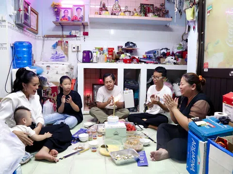 Xúc động khoảnh khắc hoa hậu Ngọc Châu đến tận nhà thăm hỏi nhân vật của Mái ấm gia đình Việt