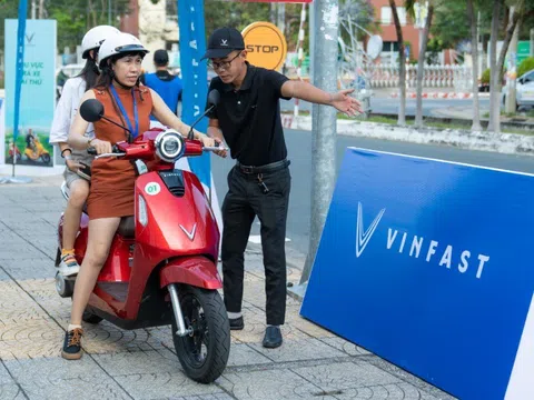 Cuối tuần “đi mall”, săn voucher mua xe máy điện VinFast