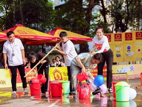 Mái ấm gia đình Việt: Fanclub của Tăng Duy Tân cùng thần tượng tặng quà cho các em nhỏ mồ côi