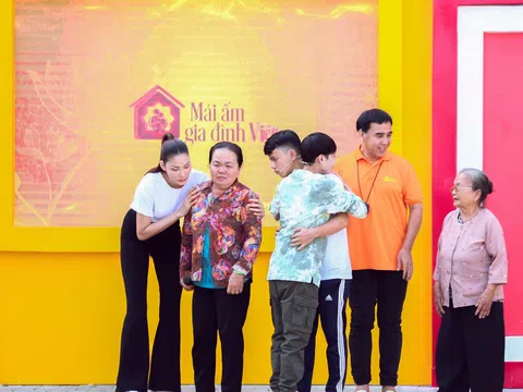 Mái ấm gia đình Việt: Siêu mẫu Hoàng Thùy nghẹn ngào trước hoàn cảnh của em nhỏ mồ côi