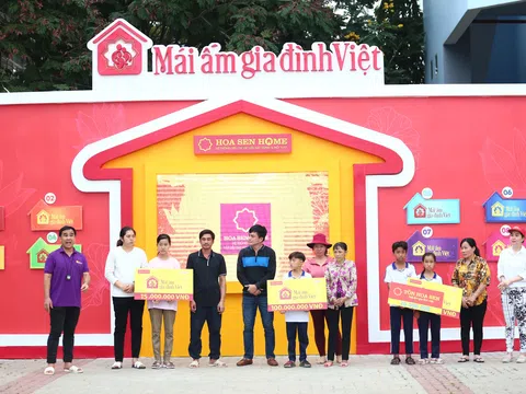 Mái ấm gia đình Việt: MC Quyền Linh thay mặt chủ tịch Tập đoàn Hoa Sen tặng học bổng cho em nhỏ mồ côi
