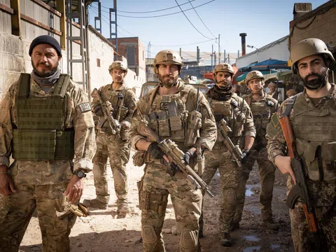 Tài tử Jake Gyllenhaal lần đầu "bắt tay" với đạo diễn tỷ đô Guy Ritchie trong tác phẩm hành động chiến tranh duy nhất tháng 4