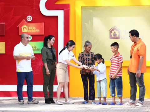MC Quyền Linh, Quốc Thuận và Đàm Hằng bỏ tiền túi tặng các em nhỏ mồ côi