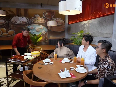 Lâm Hùng thích thú khi được Hoàng Rapper và Chen Ru Lu mời thưởng thức ẩm thực Trung Hoa