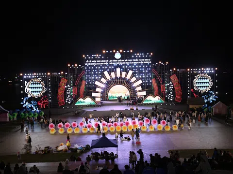 Sân khấu Lễ kỷ niệm 130 năm Đà Lạt hình thành và phát triển nóng dần tại quảng trường Lâm Viên