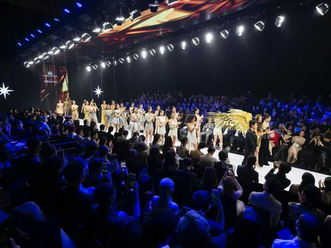 Top 71 Hoa hậu Hoàn vũ Việt Nam 2022 sải bước toả sáng cùng “Vinawoman Fashion Show”