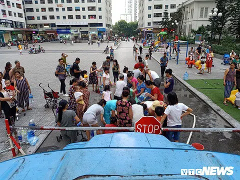 Cư dân khu đô thị Linh Đàm bị tiêu chảy, bệnh ngoài da nghi do dùng nước máy nhiễm dầu
