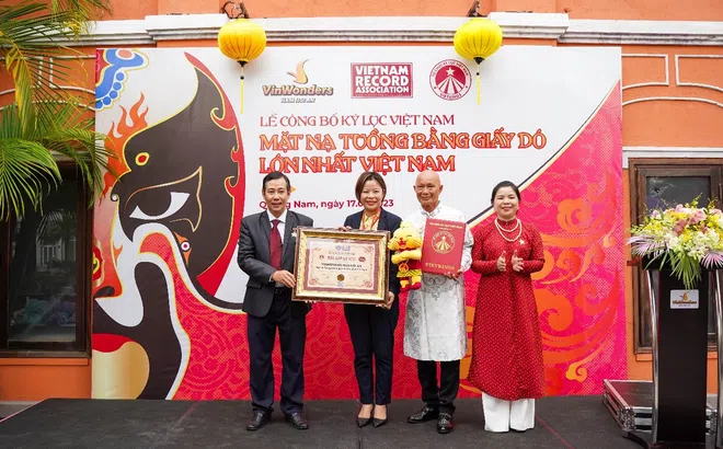 VinWonders Nam Hội An xác lập kỷ lục “Mặt nạ tuồng bằng giấy dó lớn nhất Việt Nam”