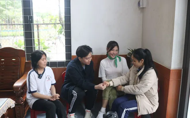 'MC quốc dân' Quyền Linh cùng Thuý Diễm, Hứa Kim Tuyền san sẻ yêu thương với trẻ em mồ côi nhân dịp Tết cận kề