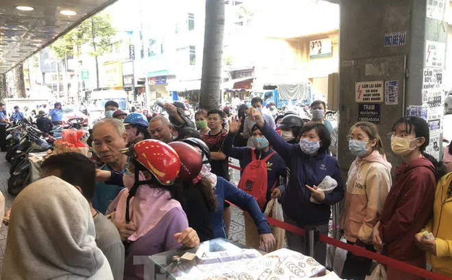 Rồng rắn xếp hàng mua bánh mì thanh long ở Sài Gòn