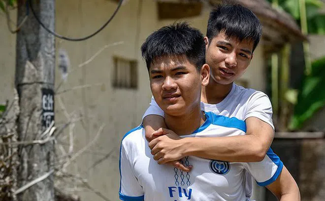 Tin vui: Đại học Y dược Thái Bình miễn toàn bộ học phí cho nam sinh cõng bạn 10 năm đi học